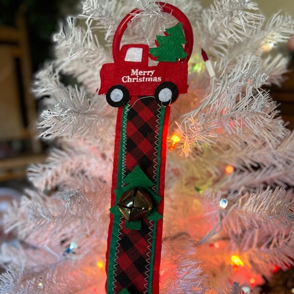 19" Christmas Tree Ringing Bell
Door Hanger - Picture 2 of 4